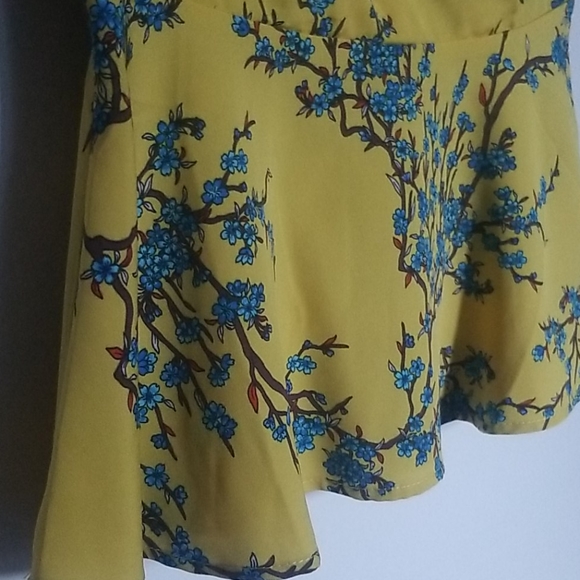 NWT - Peplum top - Picture 4 of 8